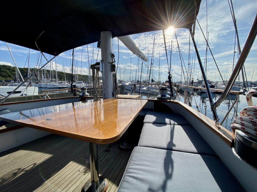 Orca Segelreisen Yacht Maia Cockpit mit Sitzbank